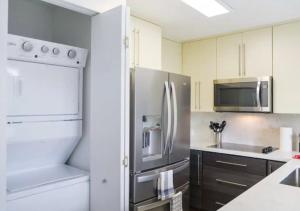 een keuken met een roestvrijstalen koelkast en een magnetron bij Incredible 3BR Townhouse In Miami in Golden Glades