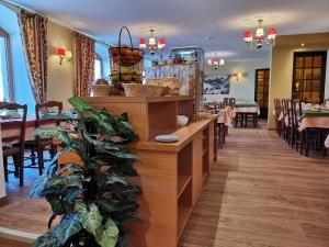 a restaurant with a counter with tables and chairs at H&ocirc;tel Saint-Georges in Saint-Jean-de-Maurienne