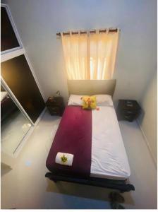 een kleine slaapkamer met een bed met bogen erop bij Oasis de Paz 2.1 in Jarabacoa