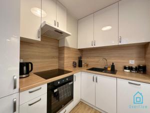 Kuchyňa alebo kuchynka v ubytovaní Boho Apartment - 10 Min to Old Town Gdańsk,PKP & Shopping Mall