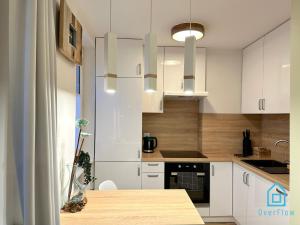 Kuchyňa alebo kuchynka v ubytovaní Boho Apartment - 10 Min to Old Town Gdańsk,PKP & Shopping Mall