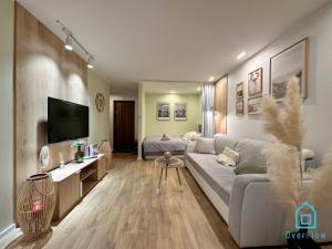 Televízia a/alebo spoločenská miestnosť v ubytovaní Boho Apartment - 10 Min to Old Town Gdańsk,PKP & Shopping Mall
