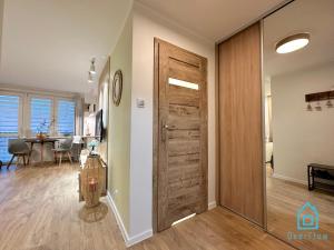 Televízia a/alebo spoločenská miestnosť v ubytovaní Boho Apartment - 10 Min to Old Town Gdańsk,PKP & Shopping Mall