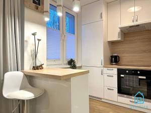 Kuchyňa alebo kuchynka v ubytovaní Boho Apartment - 10 Min to Old Town Gdańsk,PKP & Shopping Mall
