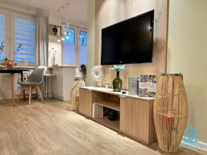Televízia a/alebo spoločenská miestnosť v ubytovaní Boho Apartment - 10 Min to Old Town Gdańsk,PKP & Shopping Mall + 11 fotografií