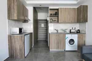 - une cuisine avec lave-linge et sèche-linge dans la chambre dans l'établissement Phaedrus Living: Seaside Luxury Flat Athina 117, à Paphos
