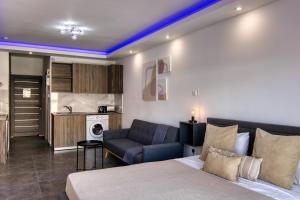 Cet appartement comprend une chambre avec un lit et un canapé ainsi qu'une cuisine. dans l'établissement Phaedrus Living: Seaside Luxury Flat Athina 117, à Paphos