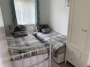 Un pat sau paturi într-o cameră la Roccos Retreat
