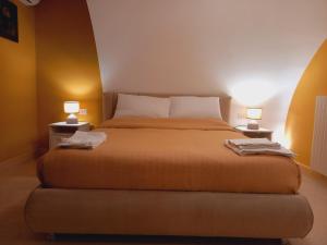 - une chambre avec un grand lit et deux lampes dans l'établissement Le Petit Palais - Naples, à Naples