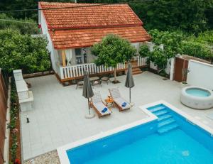 Fotografia z galérie ubytovania Holiday house Stella with Pool & Jacuzzi v destinácii Zmijavci