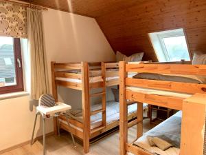 - une chambre avec 2 lits superposés dans une cabine dans l'établissement Ferienwohnung "Ostergeest", à Sankt Peter-Ording