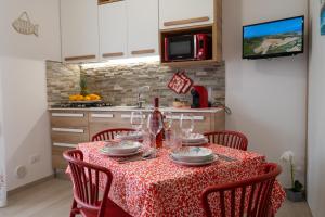 A kitchen or kitchenette at MARE e Terra Holiday fronte mare