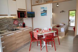 A kitchen or kitchenette at MARE e Terra Holiday fronte mare