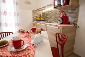 A kitchen or kitchenette at MARE e Terra Holiday fronte mare