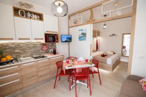 A kitchen or kitchenette at MARE e Terra Holiday fronte mare