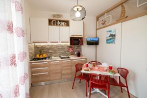 A kitchen or kitchenette at MARE e Terra Holiday fronte mare