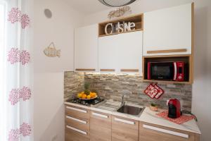 A kitchen or kitchenette at MARE e Terra Holiday fronte mare