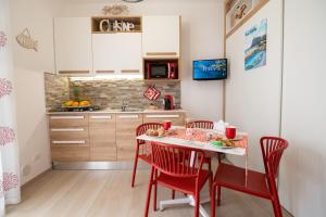 A kitchen or kitchenette at MARE e Terra Holiday fronte mare