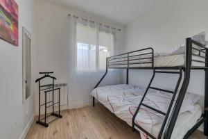 Łóżko lub łóżka w pokoju w obiekcie Aux portes de Paris , un 3 pcs bien aménagé