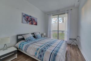 biała sypialnia z łóżkiem i oknem w obiekcie Aux portes de Paris , un 3 pcs bien aménagé w mieście Nogent-sur-Marne +22 zdjęcia