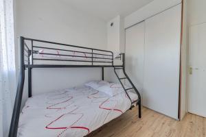 Łóżko lub łóżka w pokoju w obiekcie Aux portes de Paris , un 3 pcs bien aménagé