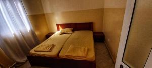 ein kleines Bett in einem kleinen Zimmer mit Fenster in der Unterkunft pam de terra 