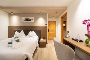 アンダロにあるHotel Nordikのベッドとデスクが備わるホテルルームです。