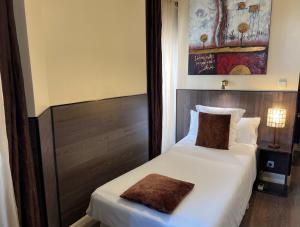 Łóżko lub łóżka w pokoju w obiekcie THC Bergantin Hostel