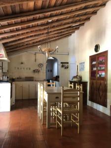 een keuken met een tafel en stoelen in een kamer bij Vale de Camelos Country House, Alentejo, Portugal. in Alcaria Ruiva