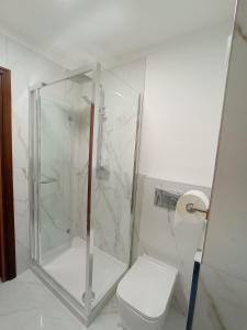 フィレンツェにあるRelais Duomo Adelaideの白いバスルーム(シャワー、トイレ付)