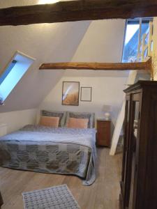 a bedroom with a bed in a attic at HosHelle in Ribe