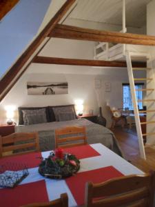 a bedroom with a bed and a table and chairs at HosHelle in Ribe