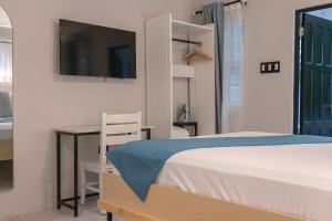 Rúm í herbergi á Travellers Beach Resort
