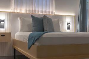 Rúm í herbergi á Travellers Beach Resort