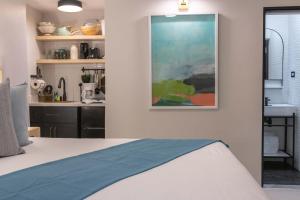 Travellers Beach Resort في نيغريل: غرفة نوم بسرير ودهان على الحائط