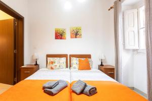 a bedroom with a bed with two towels on it at Superbly Located Cosy 2-Bedroom Apartment Valletta in Valletta