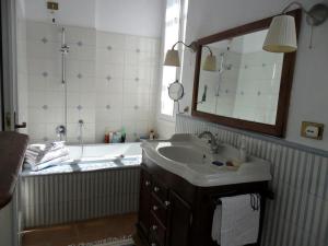 La salle de bains est pourvue d'un lavabo et d'une baignoire. dans l'établissement Bed & Breakfast Belfiore, à Lonato