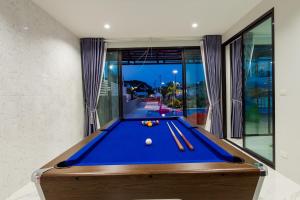 einen Billardtisch in einem Zimmer mit Aussicht in der Unterkunft Ban Kiang Rak pool villa Hua Hin บ้านเคียงรักพูลวิลล่าหัวหิน in Hua Hin