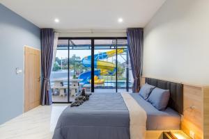 ein Schlafzimmer mit einem großen Bett und einer Rutsche in der Unterkunft Ban Kiang Rak pool villa Hua Hin บ้านเคียงรักพูลวิลล่าหัวหิน in Hua Hin