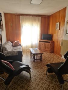 een woonkamer met een bank en een tafel bij Casa Pontesana in Pellizzano
