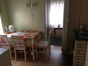 una mesa y sillas en una habitación con cocina en Maria Apartment, en Kuressaare