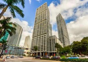 een groep hoge gebouwen in een stad bij Luxurious 1BR Condo At Icon Brickell in Miami