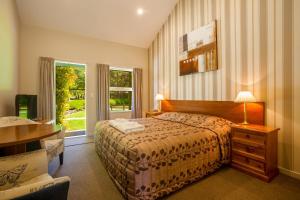 A bed or beds in a room at Shades of Arrowtown
