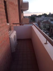 un balcón con un cubo de basura en el lateral de un edificio en Departamento Centro en San Fernando del Valle de Catamarca