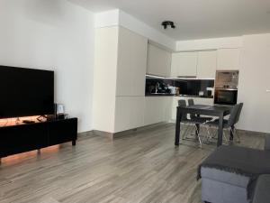 Una sala de estar con una mesa y una cocina. en Supertubos - Peniche - Consolação, en Peniche 14 fotos más