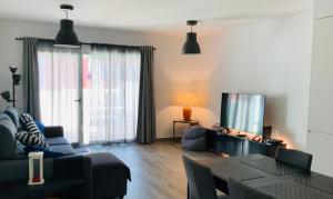 una sala de estar con un sofá y una mesa en Supertubos - Peniche - Consolação, en Peniche