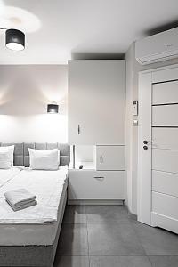 Magnetic apartment Nowogrodzka A tesisinde bir odada yatak veya yataklar