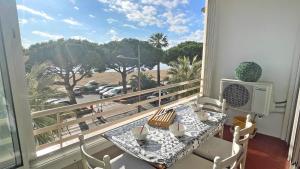 einen Tisch und Stühle auf einem Balkon mit Aussicht in der Unterkunft Les Dauphins in Sainte-Maxime