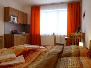 um quarto de hotel com duas camas e uma janela em Penzion a restaurace Sklář em Karolinka