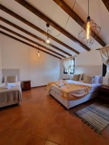 Cette grande chambre comprend deux lits et un canapé. dans l'établissement Surf&fun heated pool villa, à La Oliva
